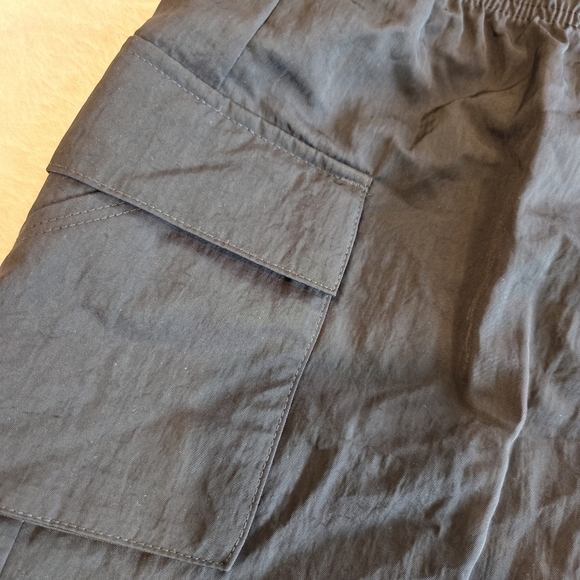 New Nike Women's Black Loose Fit High Rise Cargo Shorts DM6247-010 - Size Small - Picture 2 of 10